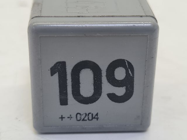 bontott VW GOLF IV Izzító Relé