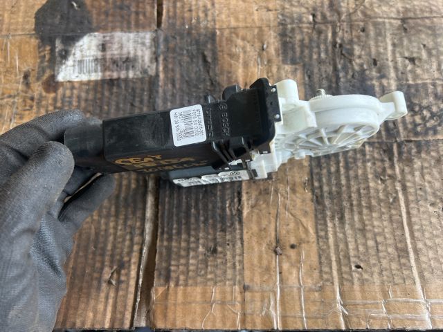 bontott VW GOLF IV Jobb első Ablakemelő Motor