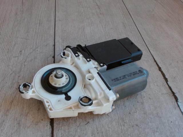 bontott VW GOLF IV Jobb első Ablakemelő Motor