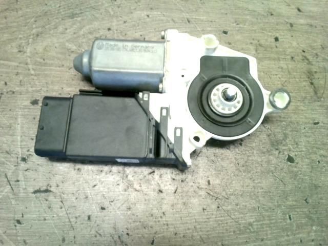 bontott VW GOLF IV Jobb első Ablakemelő Motor