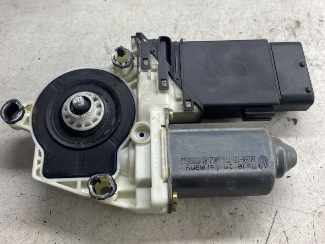 bontott VW GOLF IV Jobb első Ablakemelő Motor