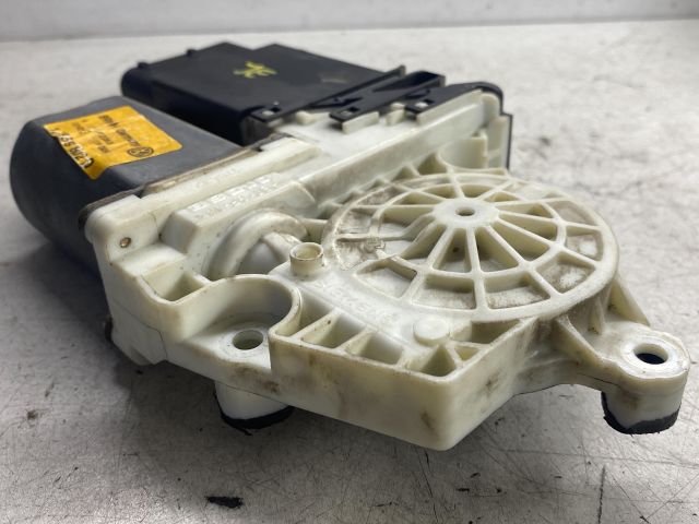 bontott VW GOLF IV Jobb első Ablakemelő Motor