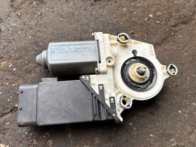 bontott VW GOLF IV Jobb első Ablakemelő Motor