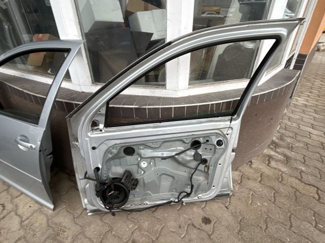 bontott VW GOLF IV Jobb első Ajtó (Üres lemez)