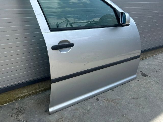 bontott VW GOLF IV Jobb első Ajtó (Üres lemez)