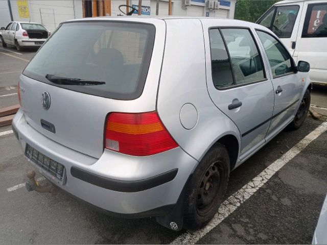 bontott VW GOLF IV Jobb első Dobbetét (Kerékjárati, Műanyag)