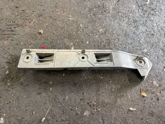 bontott VW GOLF IV Jobb első Oldal Lökhárító Tartó (Műanyag)