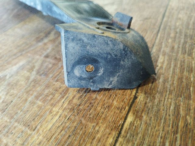 bontott VW GOLF IV Jobb első Oldal Lökhárító Tartó (Műanyag)