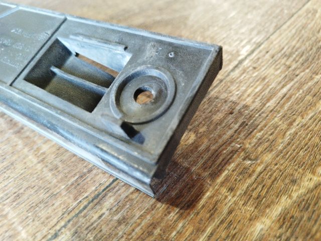 bontott VW GOLF IV Jobb első Oldal Lökhárító Tartó (Műanyag)