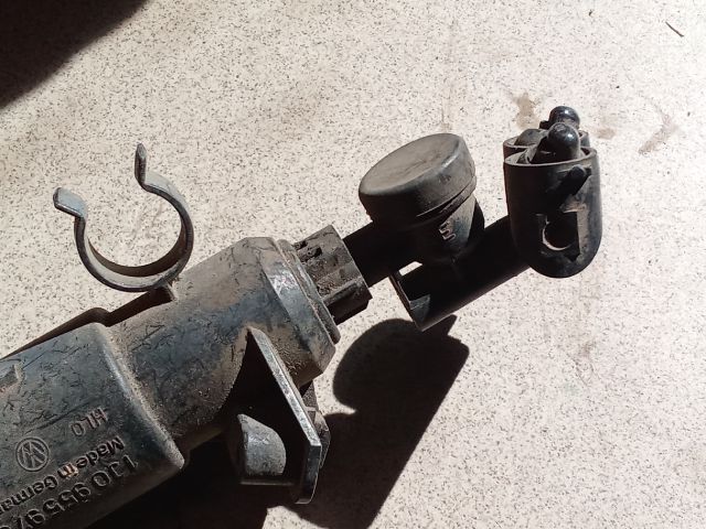 bontott VW GOLF IV Jobb Fényszórómosó Fúvóka