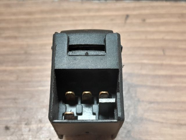 bontott VW GOLF IV Jobb hátsó Ablakemelő Kapcsoló