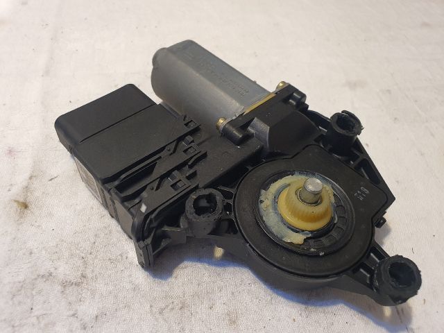 bontott VW GOLF IV Jobb hátsó Ablakemelő Motor