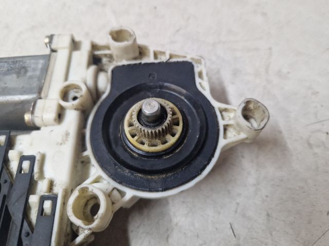 bontott VW GOLF IV Jobb hátsó Ablakemelő Motor