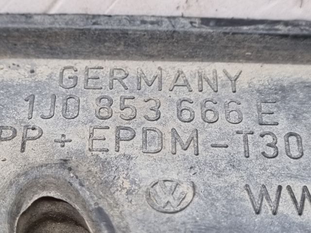 bontott VW GOLF IV Jobb Ködlámpa Rács