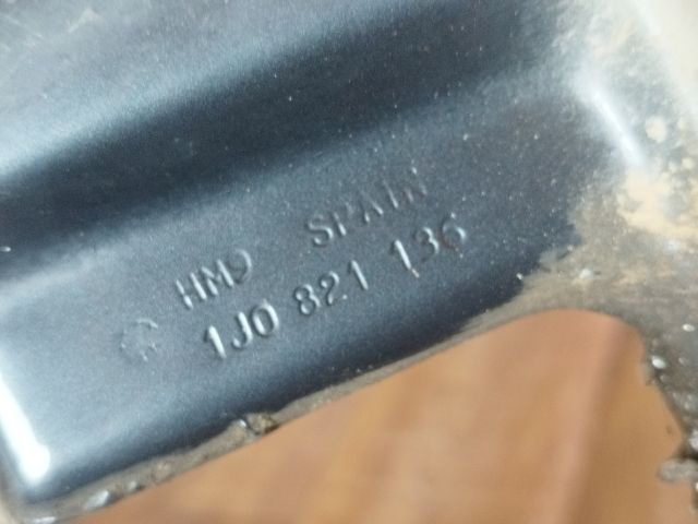 bontott VW GOLF IV Jobb Sárvédő Oldaltartó