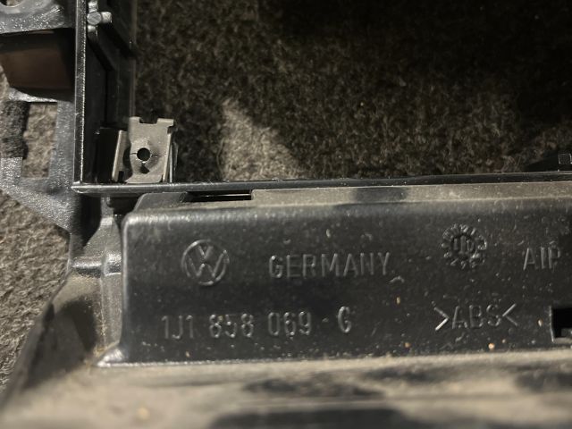 bontott VW GOLF IV Középkonzol Keret