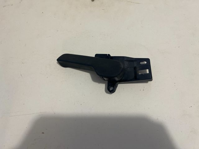 bontott VW GOLF IV Motorháztető Nyitó Kar / Gomb