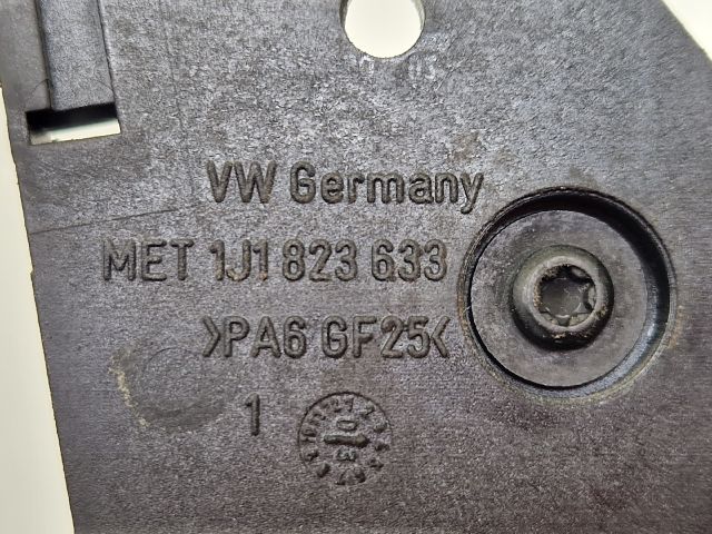 bontott VW GOLF IV Motorháztető Nyitó Kar / Gomb