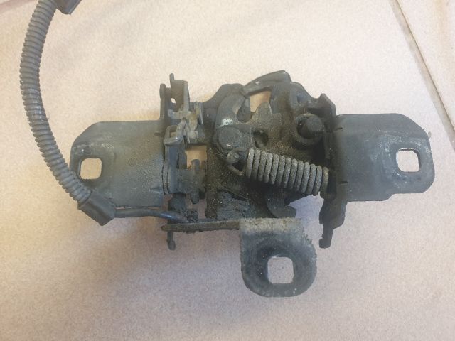 bontott VW GOLF IV Motorháztető Nyitó Kar / Gomb