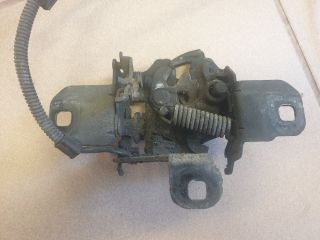 bontott VW GOLF IV Motorháztető Nyitó Kar / Gomb