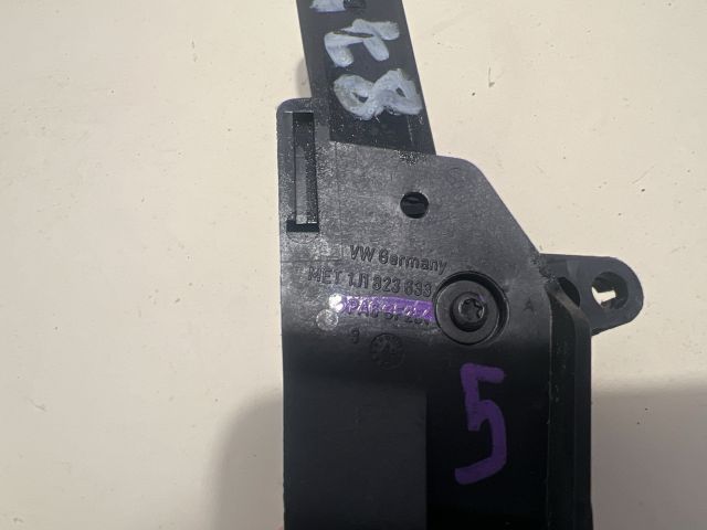 bontott VW GOLF IV Motorháztető Nyitó Kar / Gomb