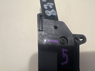 bontott VW GOLF IV Motorháztető Nyitó Kar / Gomb