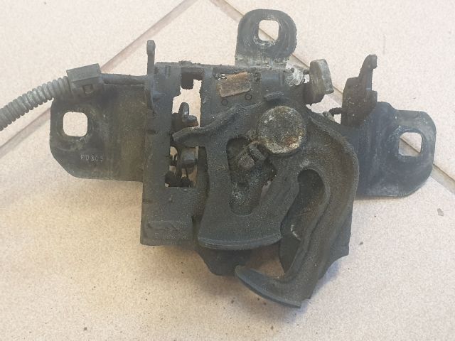 bontott VW GOLF IV Motorháztető Nyitó Kar / Gomb