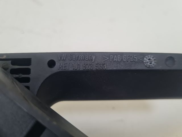 bontott VW GOLF IV Motorháztető Nyitó Kar / Gomb