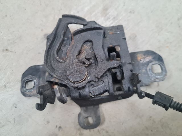 bontott VW GOLF IV Motorháztető Zárszerkezet