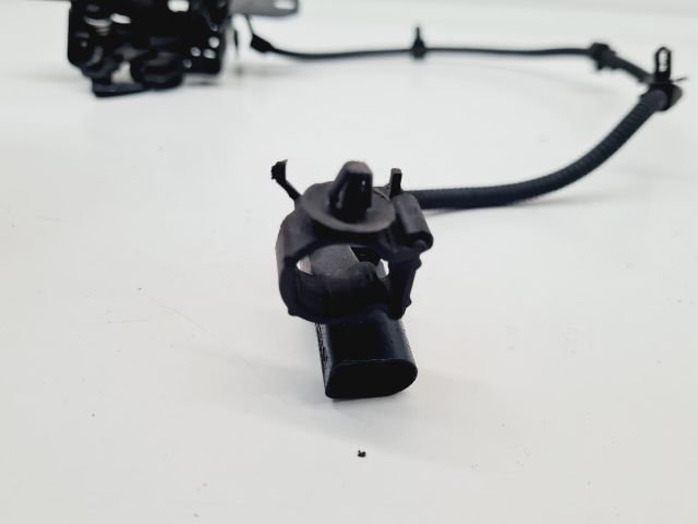 bontott VW GOLF IV Motorháztető Zárszerkezet