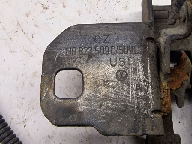 bontott VW GOLF IV Motorháztető Zárszerkezet