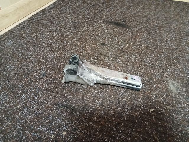 bontott VW GOLF IV Motorháztető Zsanér Pár