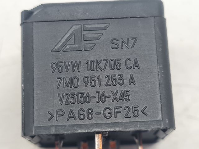 bontott VW GOLF IV Relé