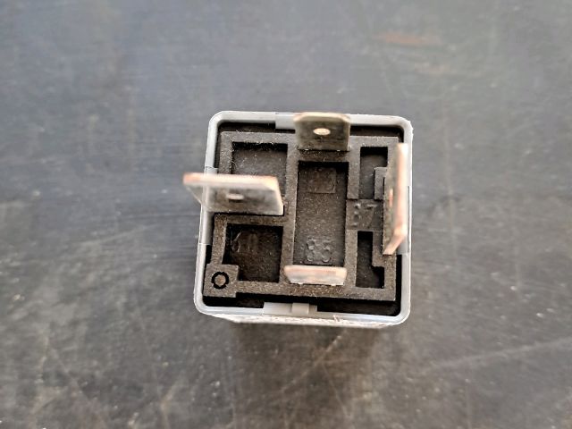 bontott VW GOLF IV Relé