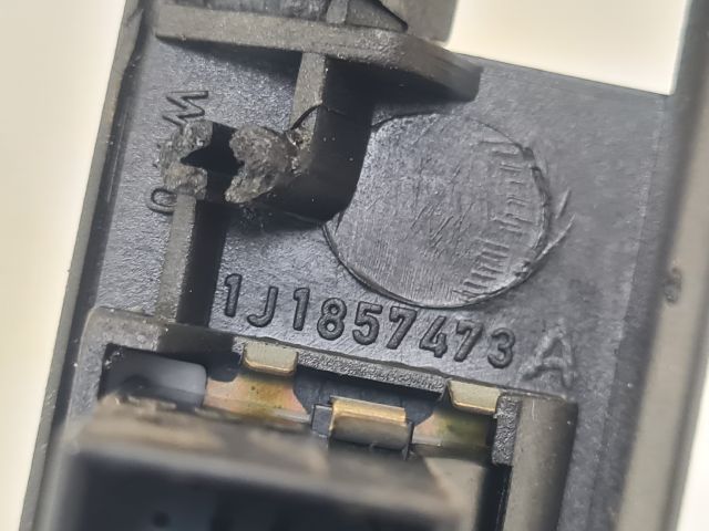 bontott VW GOLF IV Szélvédő Alatti Műanyag Elem