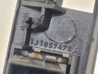 bontott VW GOLF IV Szélvédő Alatti Műanyag Elem