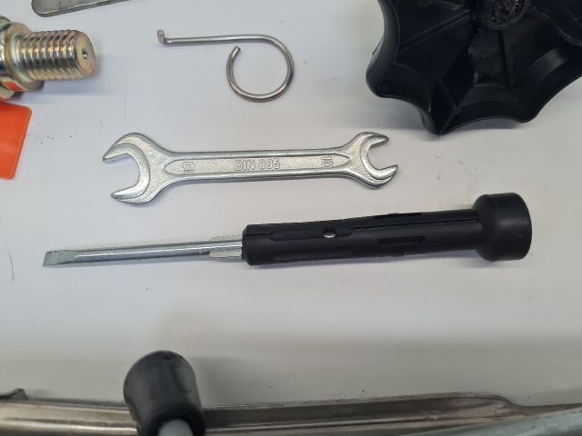 bontott VW GOLF IV Szerszámkészlet