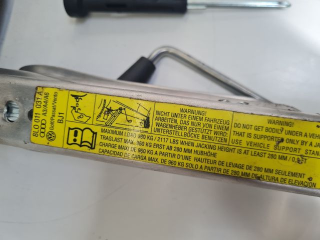 bontott VW GOLF IV Szerszámkészlet