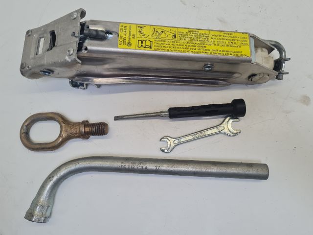 bontott VW GOLF IV Szerszámkészlet