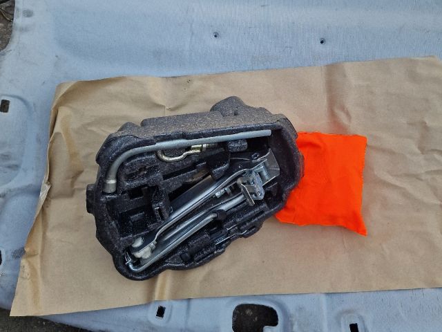 bontott VW GOLF IV Szerszámkészlet