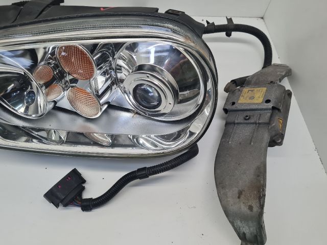 bontott VW GOLF IV Xenon Fényszóró Pár