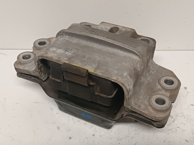 bontott VW GOLF PLUS Motor Tartó Bak Bal