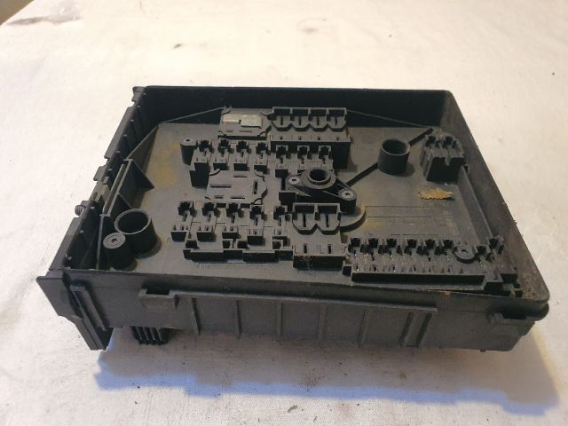 bontott VW GOLF PLUS Biztosítéktábla Motortér