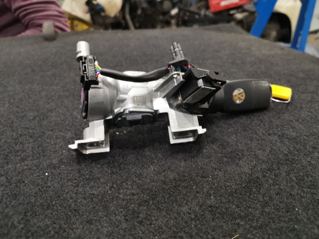 bontott VW GOLF PLUS Gyújtáskapcsoló Házzal