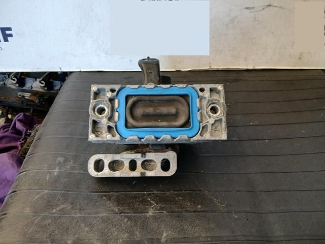 bontott VW GOLF PLUS Motor Tartó Bak Jobb