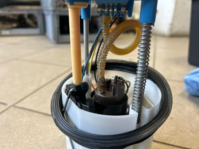 bontott VW GOLF PLUS Üzemanyag Szivattyú