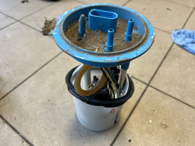 bontott VW GOLF PLUS Üzemanyag Szivattyú