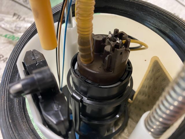 bontott VW GOLF PLUS Üzemanyag Szivattyú