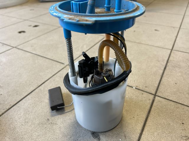 bontott VW GOLF PLUS Üzemanyag Szivattyú