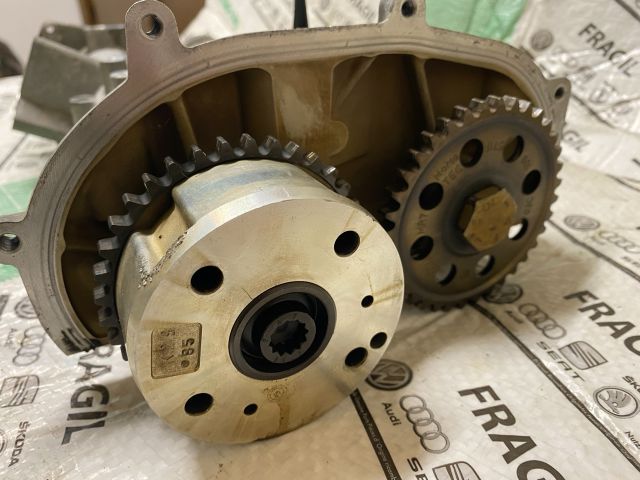 bontott VW GOLF PLUS Vezérműtengely Házzal